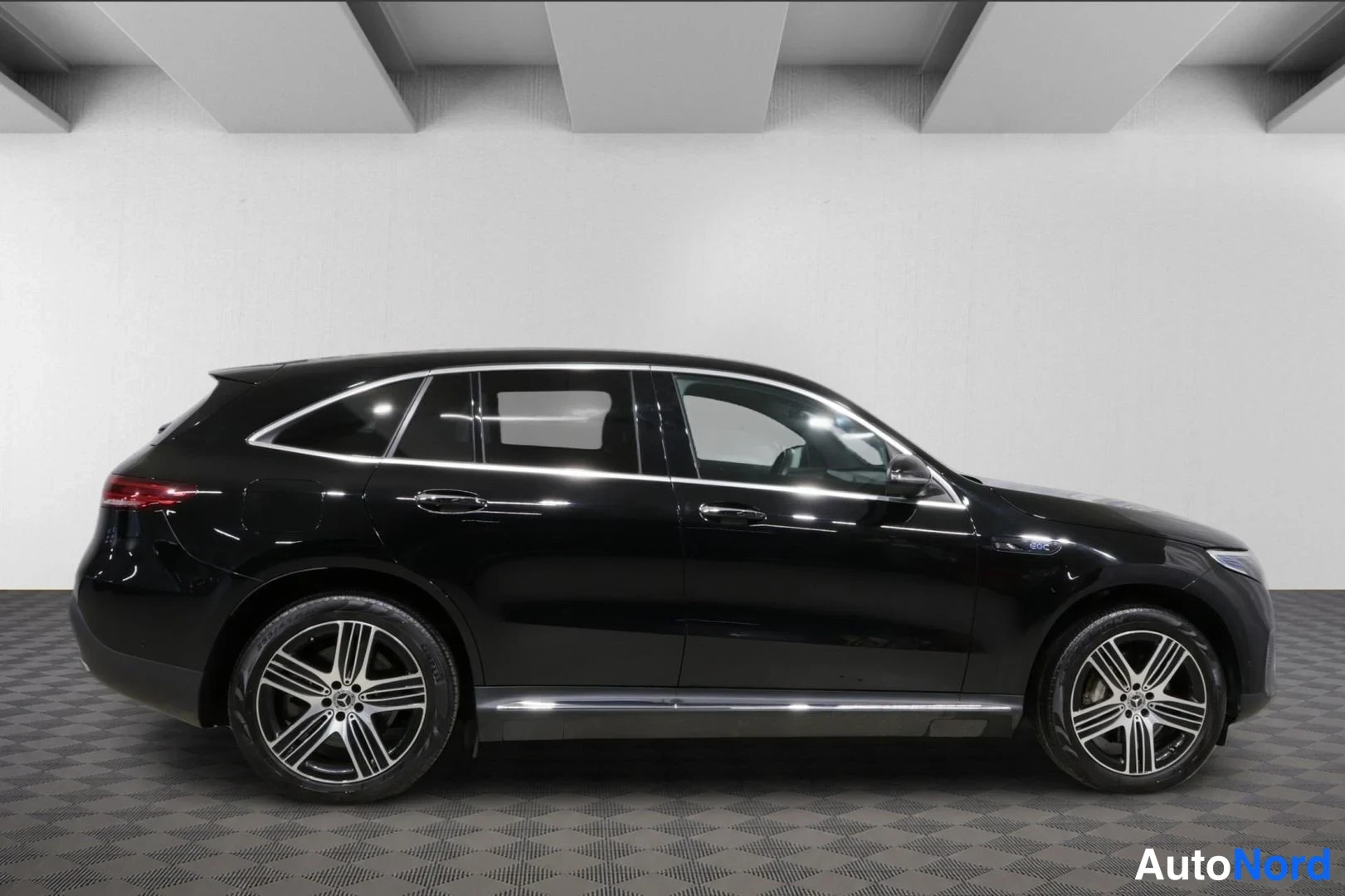 Musta Mercedes-Benz EQC 400 4MATIC 2022, sivulta, kuva 4