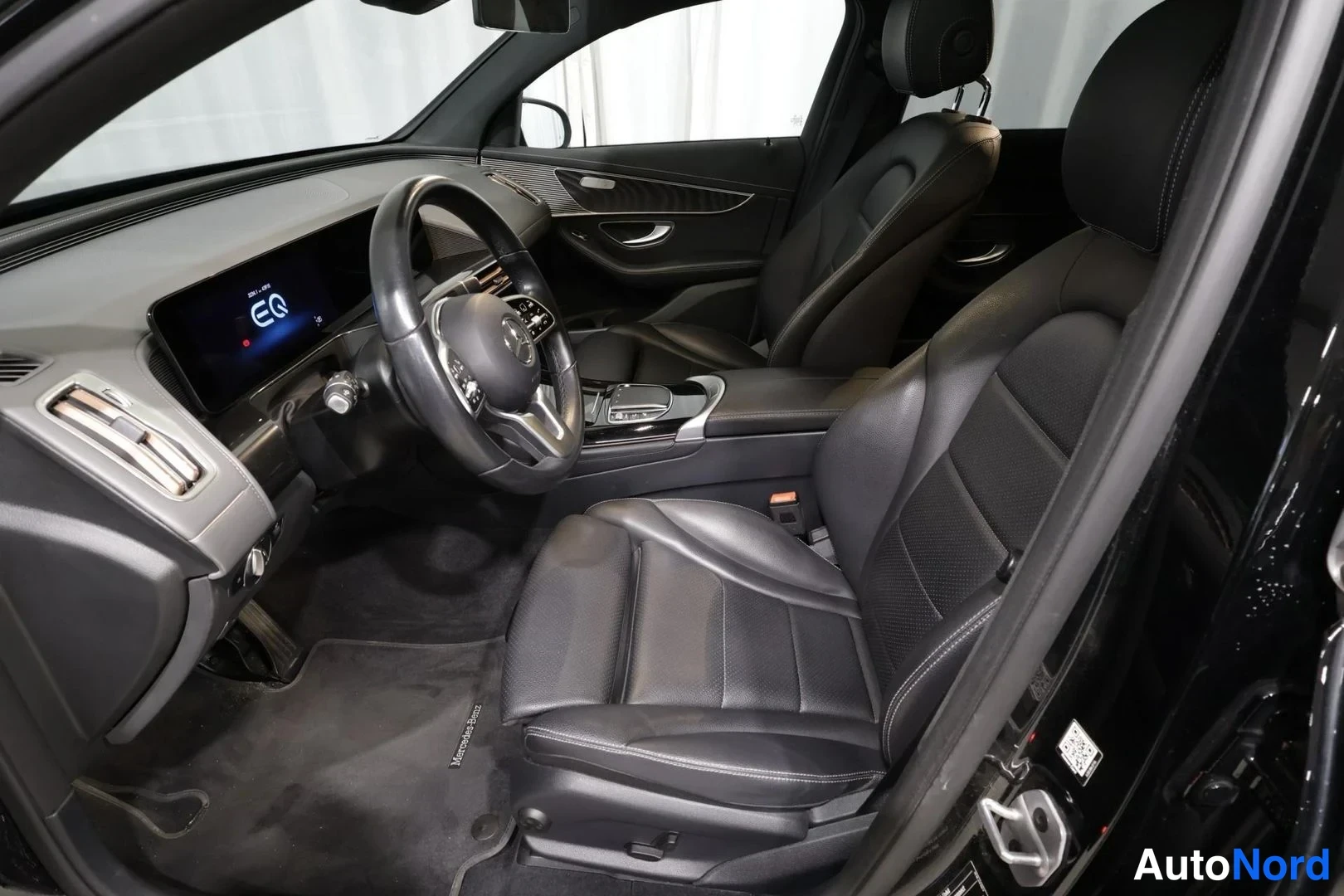Musta Mercedes-Benz EQC 400 4MATIC 2022, ohjaamo, kuva 9