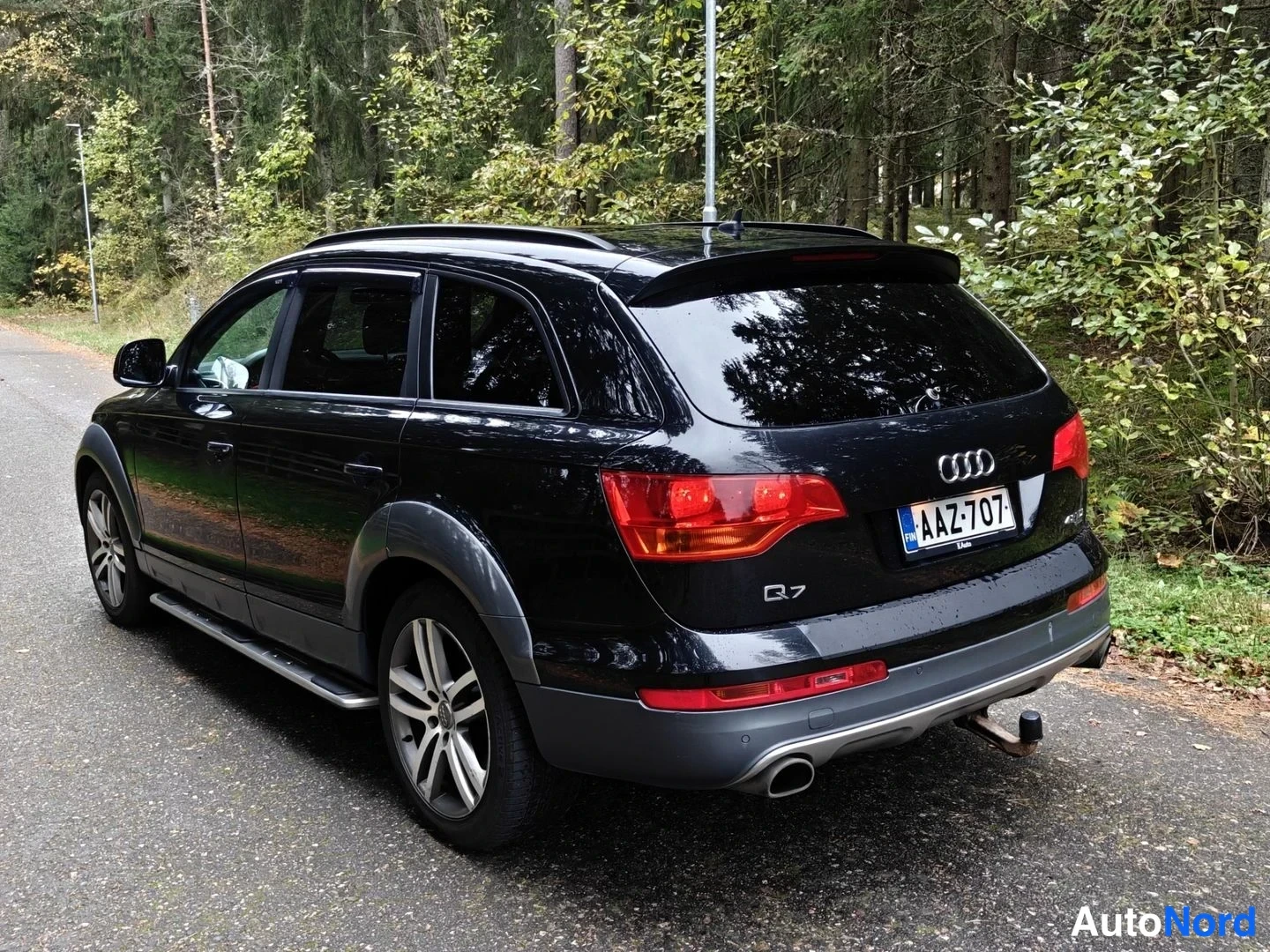 Svart Audi Q7 2008, snett bakifrån, bild 3
