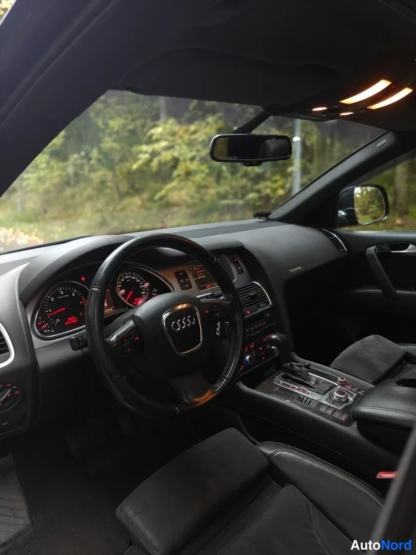 Svart Audi Q7 2008, förarplats, bild 6