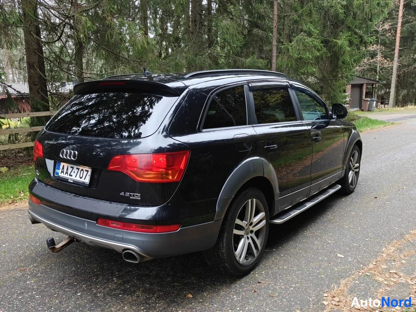 Svart Audi Q7 2008, snett bakifrån, bild 4