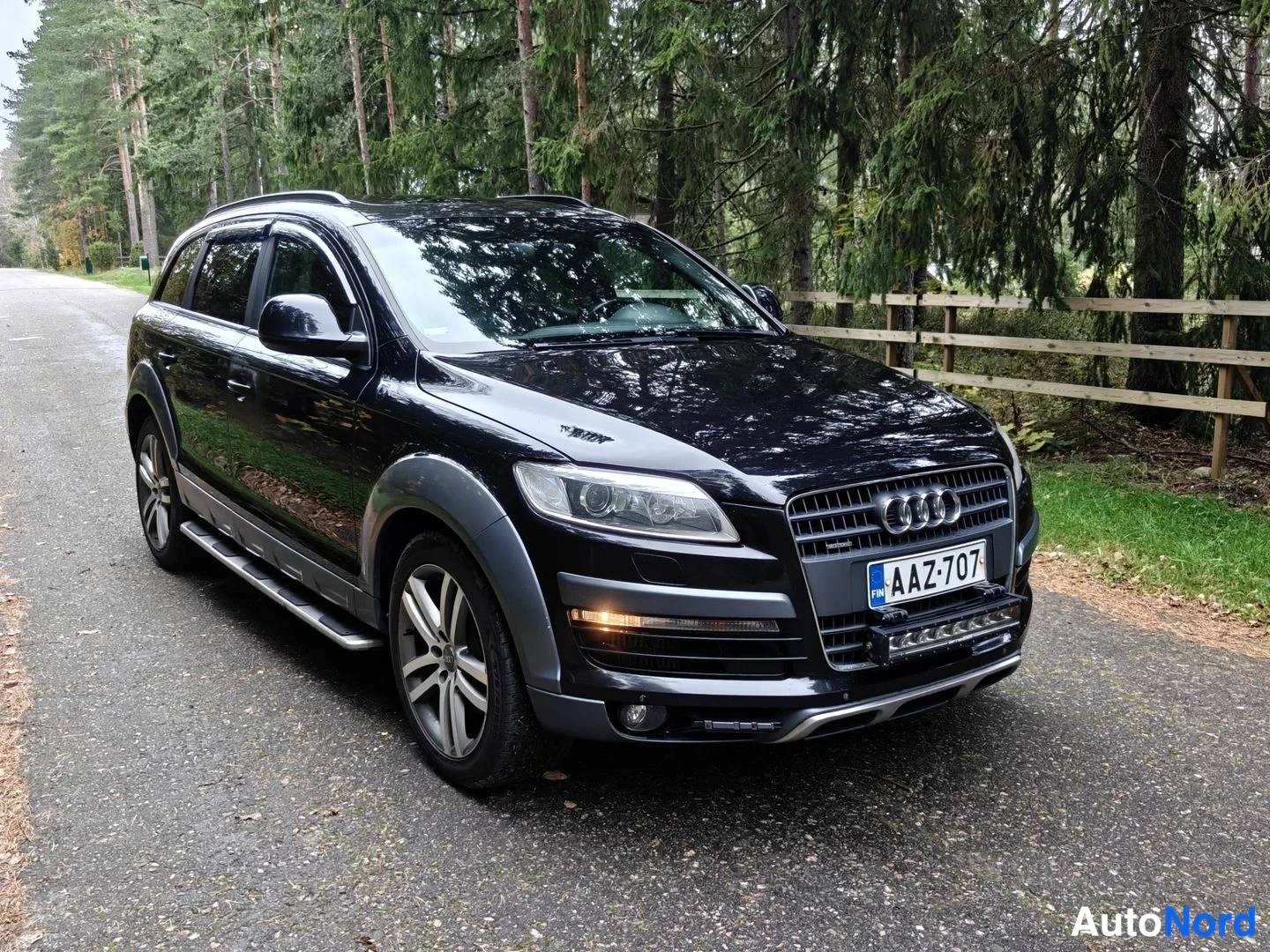 Svart Audi Q7 2008, snett framifrån, fronten åt höger, bild 2
