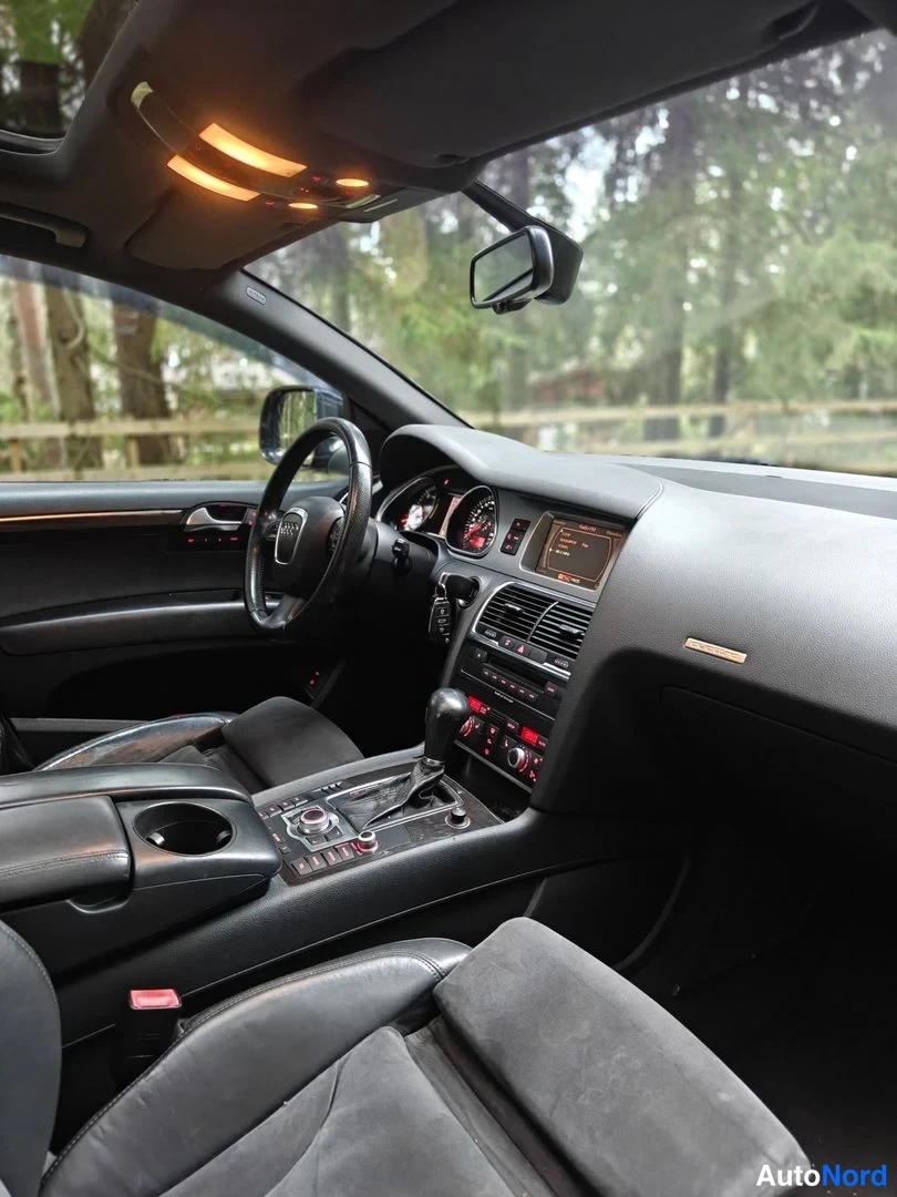 Svart Audi Q7 2008, förarplats, bild 5