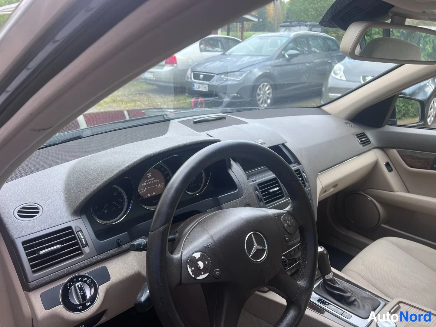 Musta Mercedes-Benz C 200 CDI 2010, ohjaamo, kuva 7