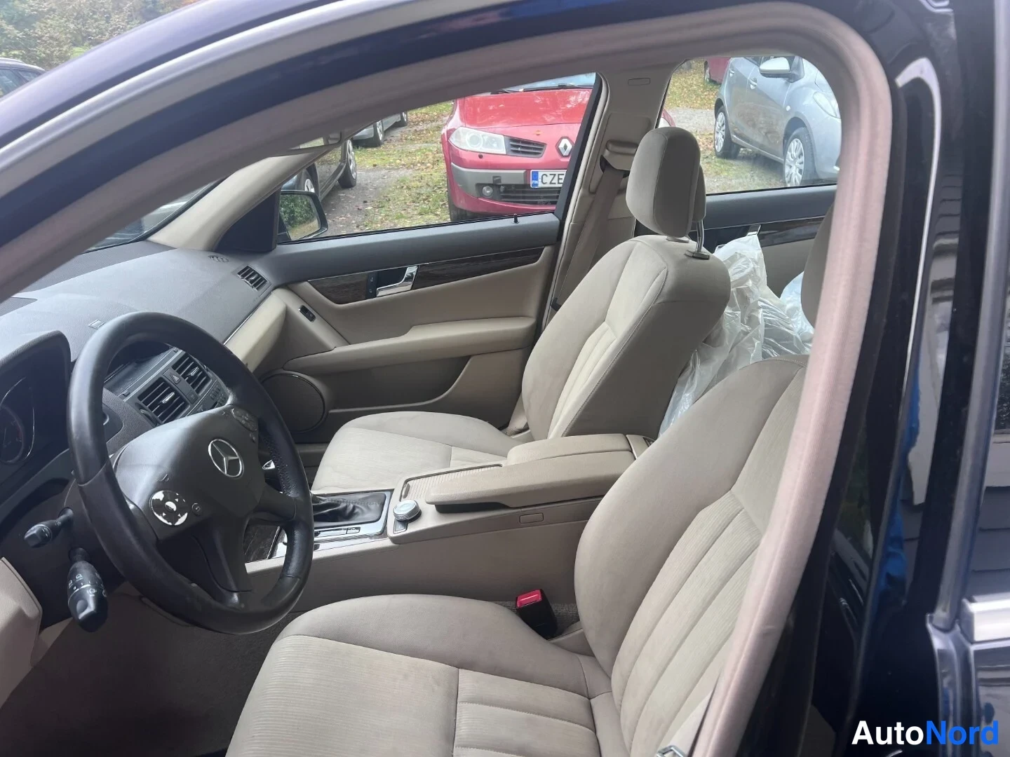 Musta Mercedes-Benz C 200 CDI 2010, etuistuimet, kuva 8