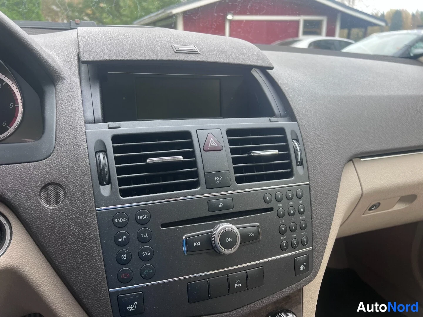 Musta Mercedes-Benz C 200 CDI 2010, ohjaamo, kuva 6