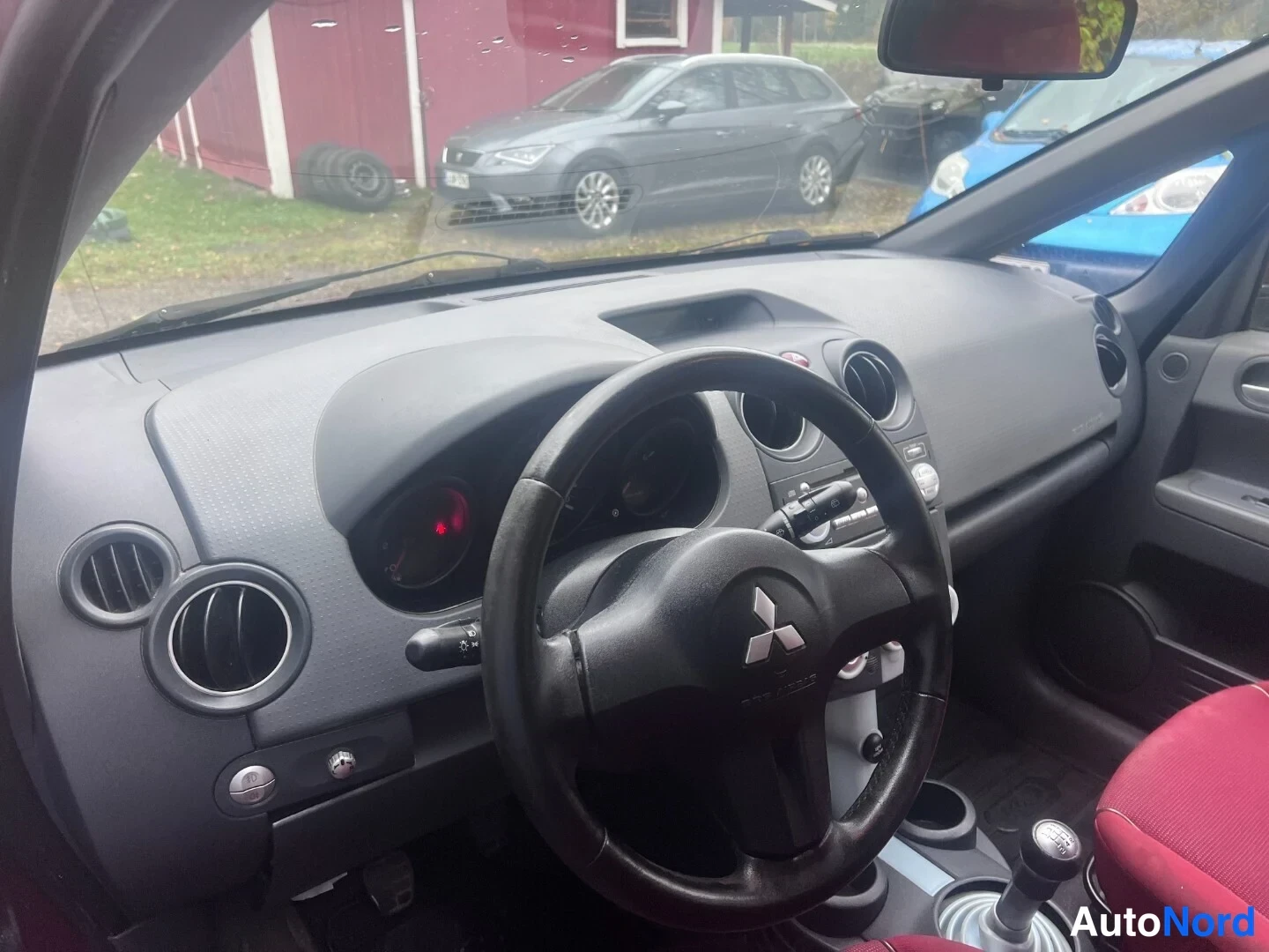Red Mitsubishi Colt 2006, cockpit, photo 6