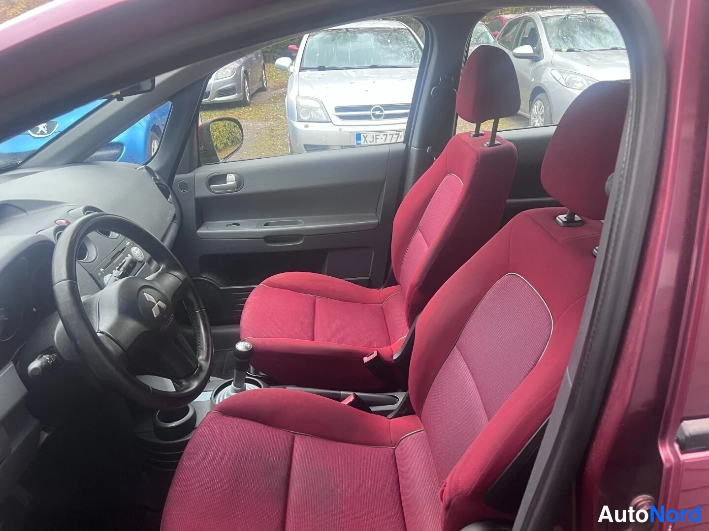 Red Mitsubishi Colt 2006, front seats, photo 7