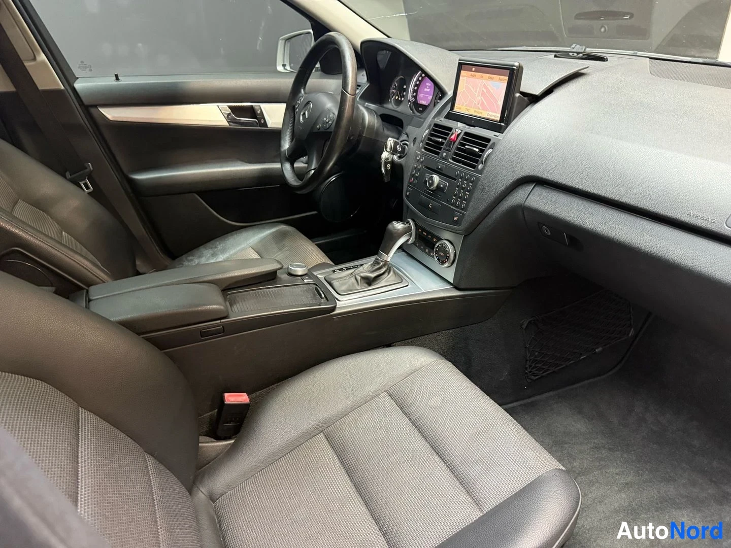 Hopea Mercedes-Benz C 320 CDI 2009, ohjaamo, kuva 10
