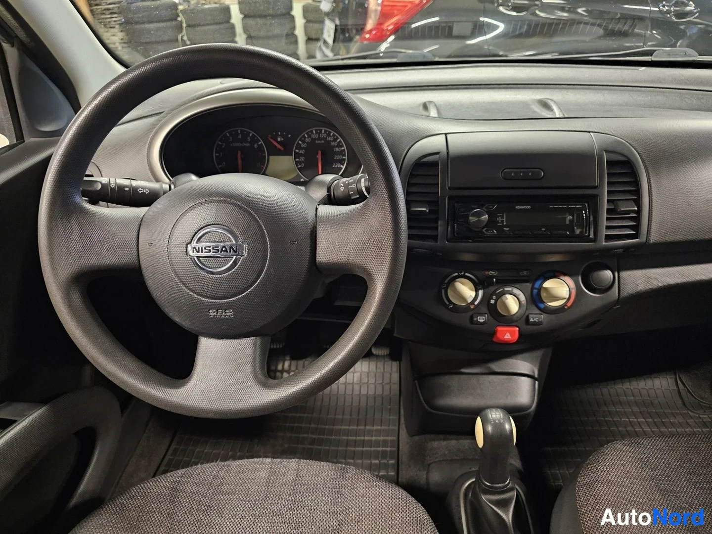 Harmaa Nissan Micra 2006, ohjaamo, kuva 5