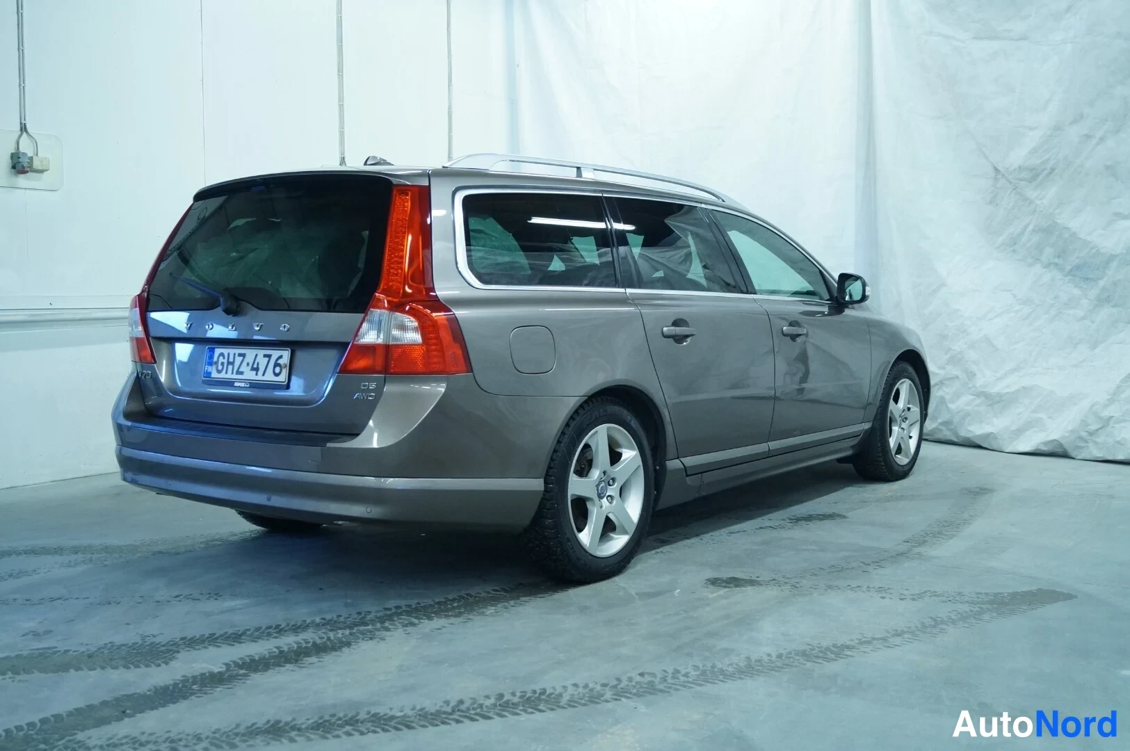 Brun Volvo V70 2008, snett bakifrån, bild 3