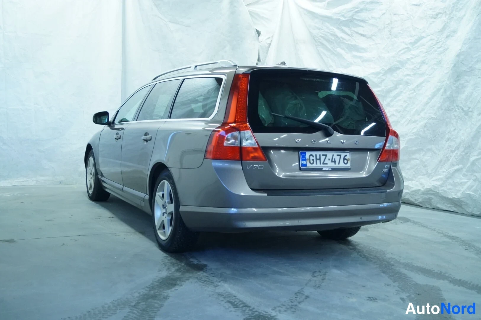 Brun Volvo V70 2008, snett bakifrån, bild 4