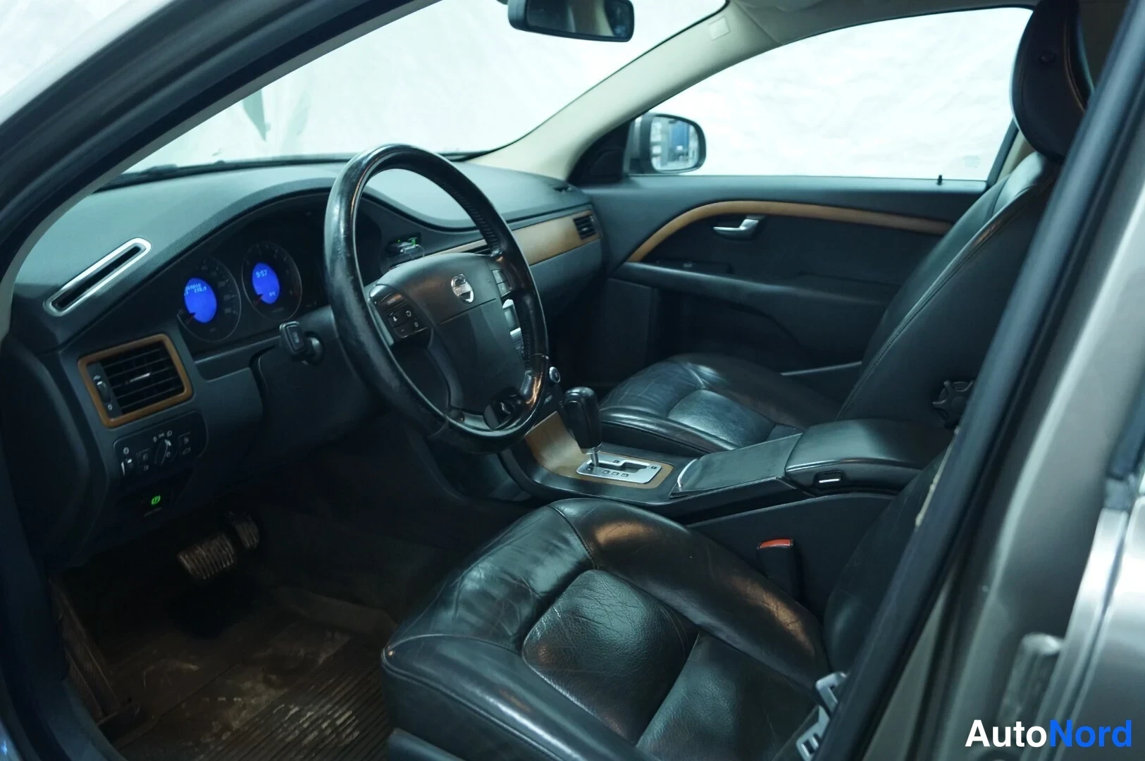 Brun Volvo V70 2008, förarplats, bild 5