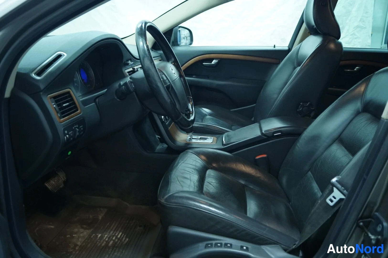 Brun Volvo V70 2008, förarplats, bild 7