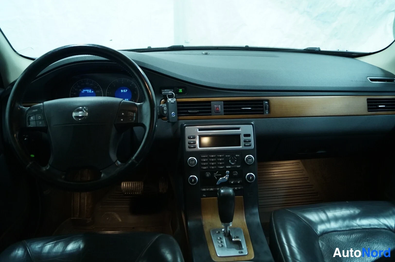 Brun Volvo V70 2008, förarplats, bild 6