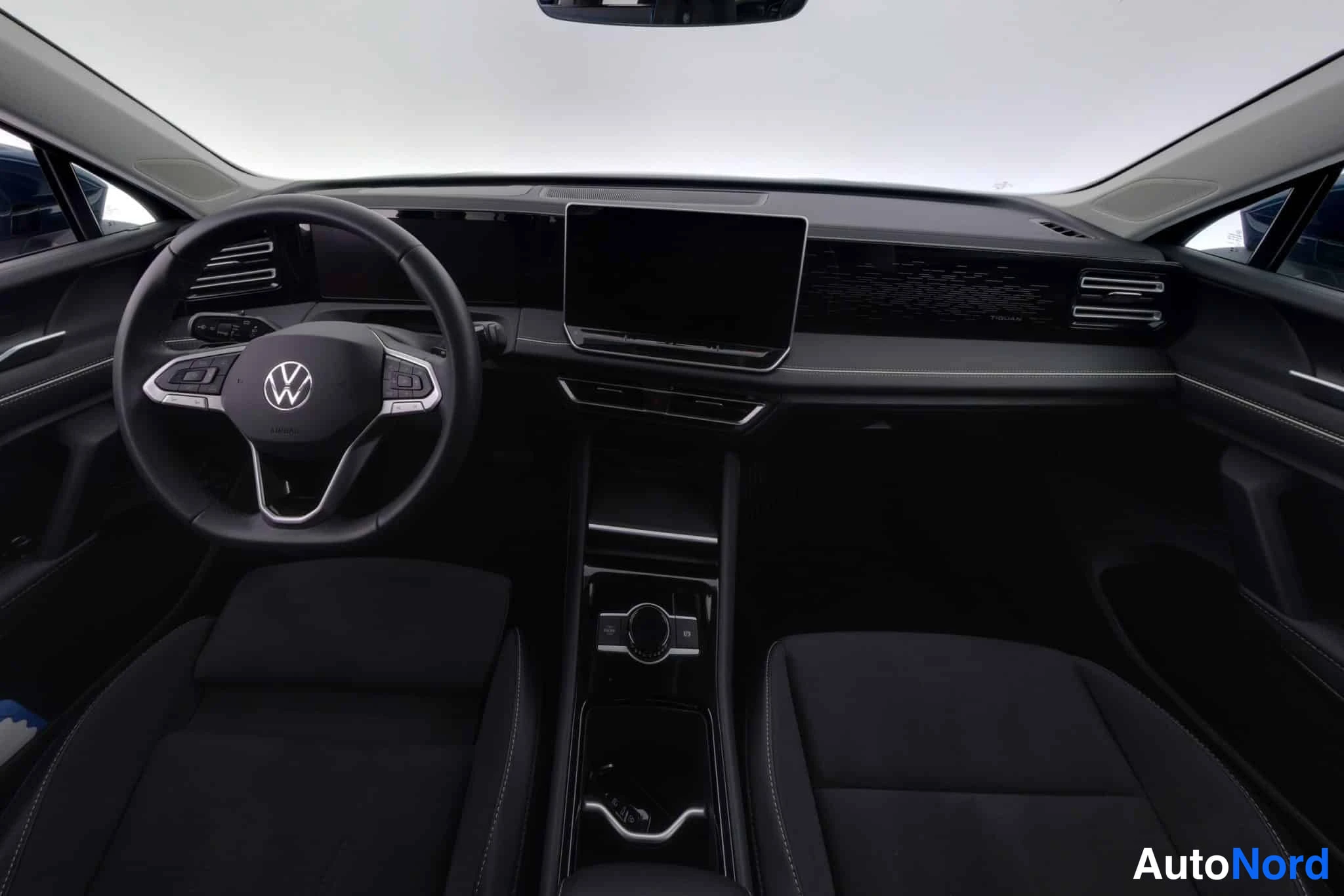 Sininen Volkswagen Tiguan 2024, kuva 13