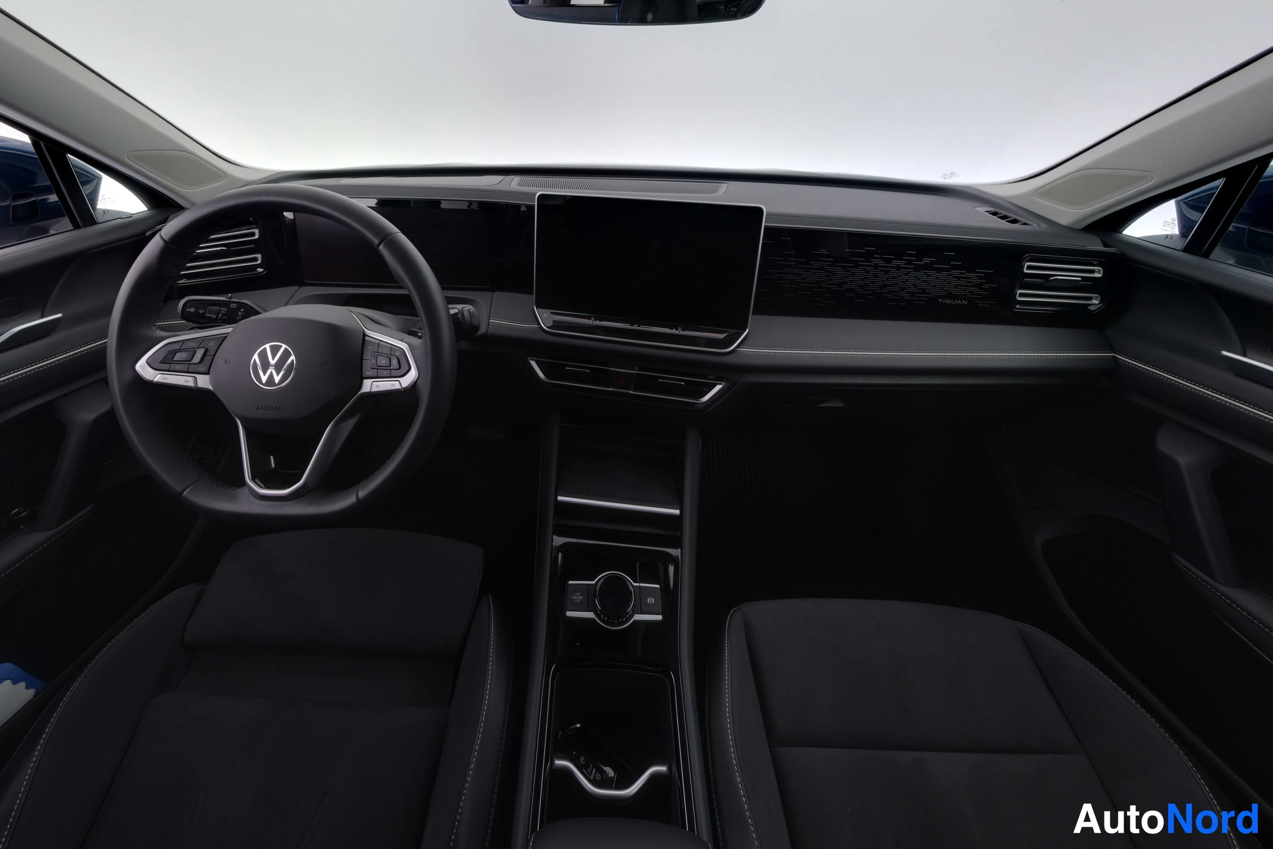 Sininen Volkswagen Tiguan 2024, kuva 14