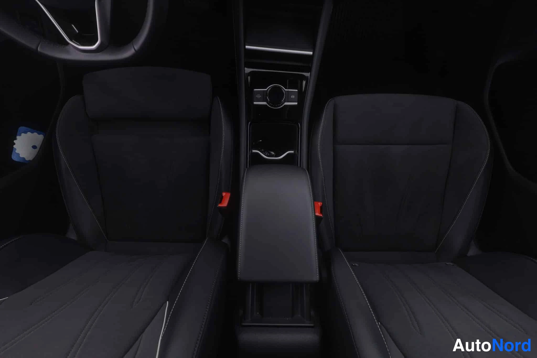 Sininen Volkswagen Tiguan 2024, kuva 17