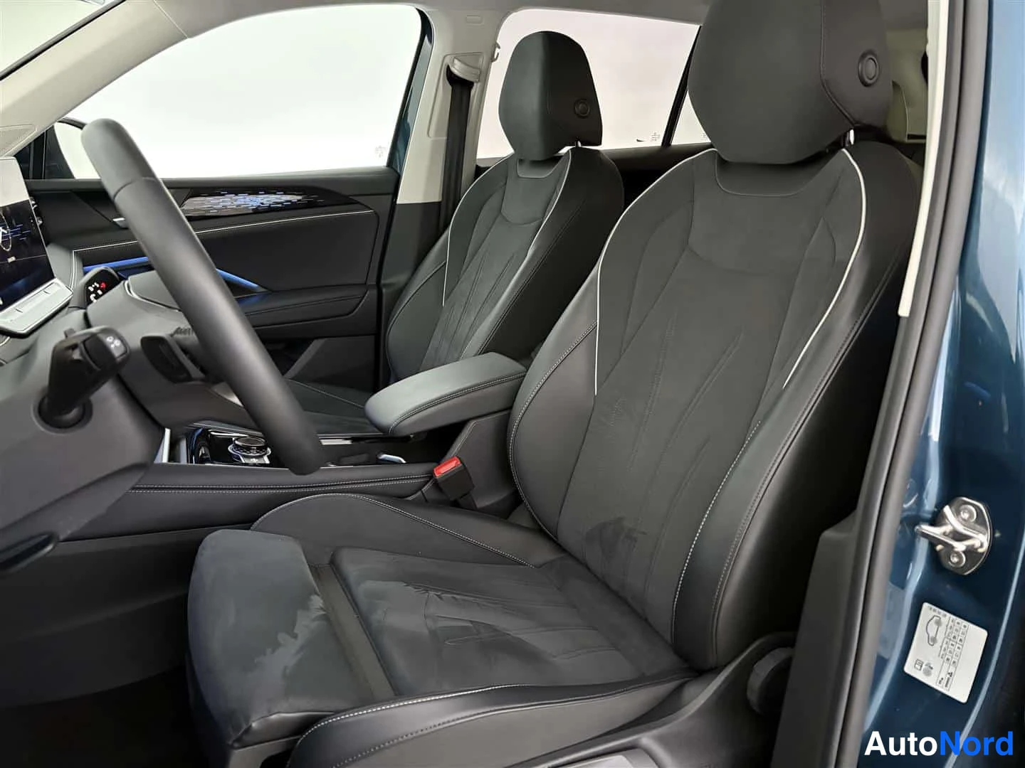 Sininen Volkswagen Tiguan 2024, kuva 19