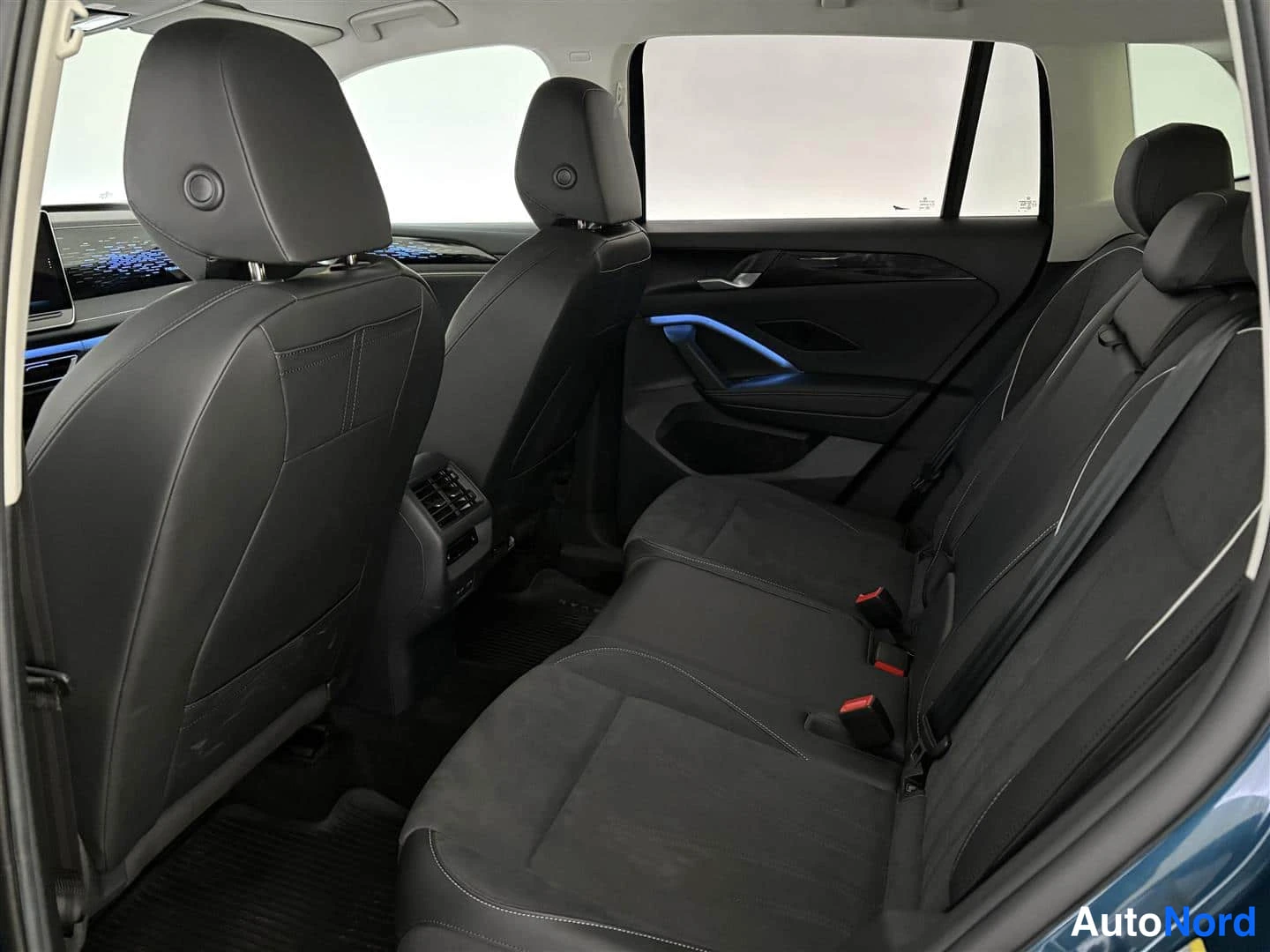 Sininen Volkswagen Tiguan 2024, kuva 21