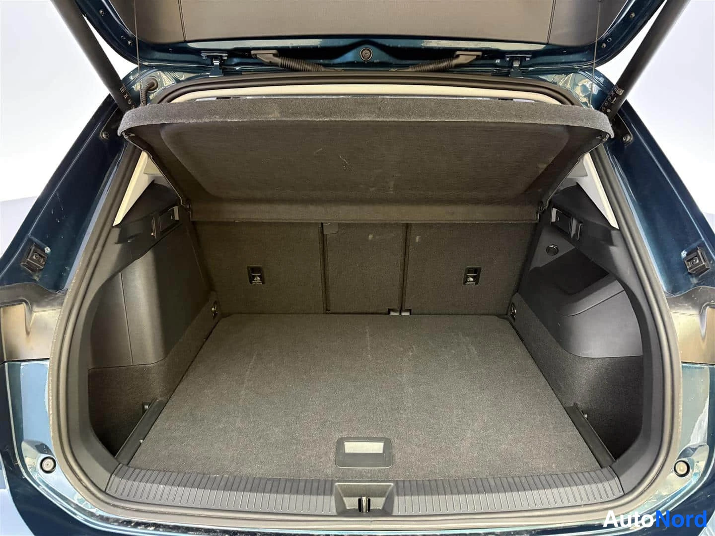 Sininen Volkswagen Tiguan 2024, kuva 22