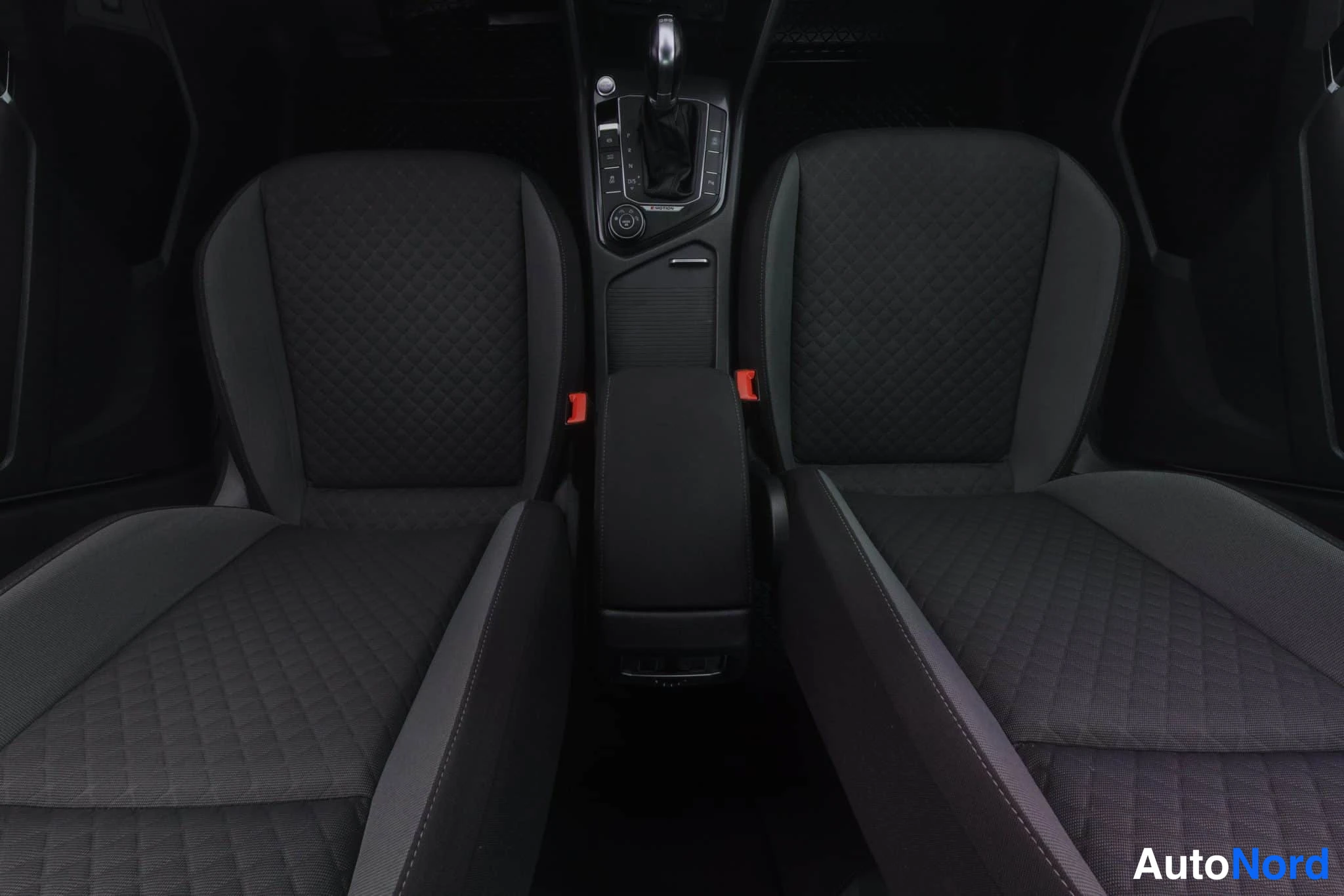 Valkoinen Volkswagen Tiguan 2017, kuva 17