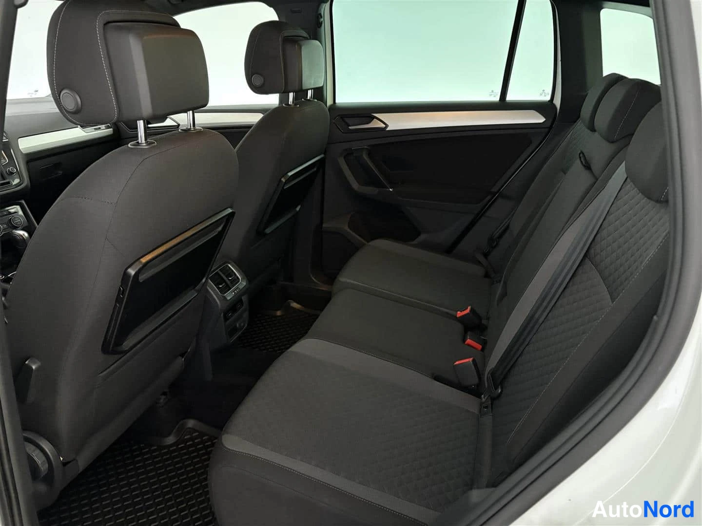Valkoinen Volkswagen Tiguan 2017, kuva 21