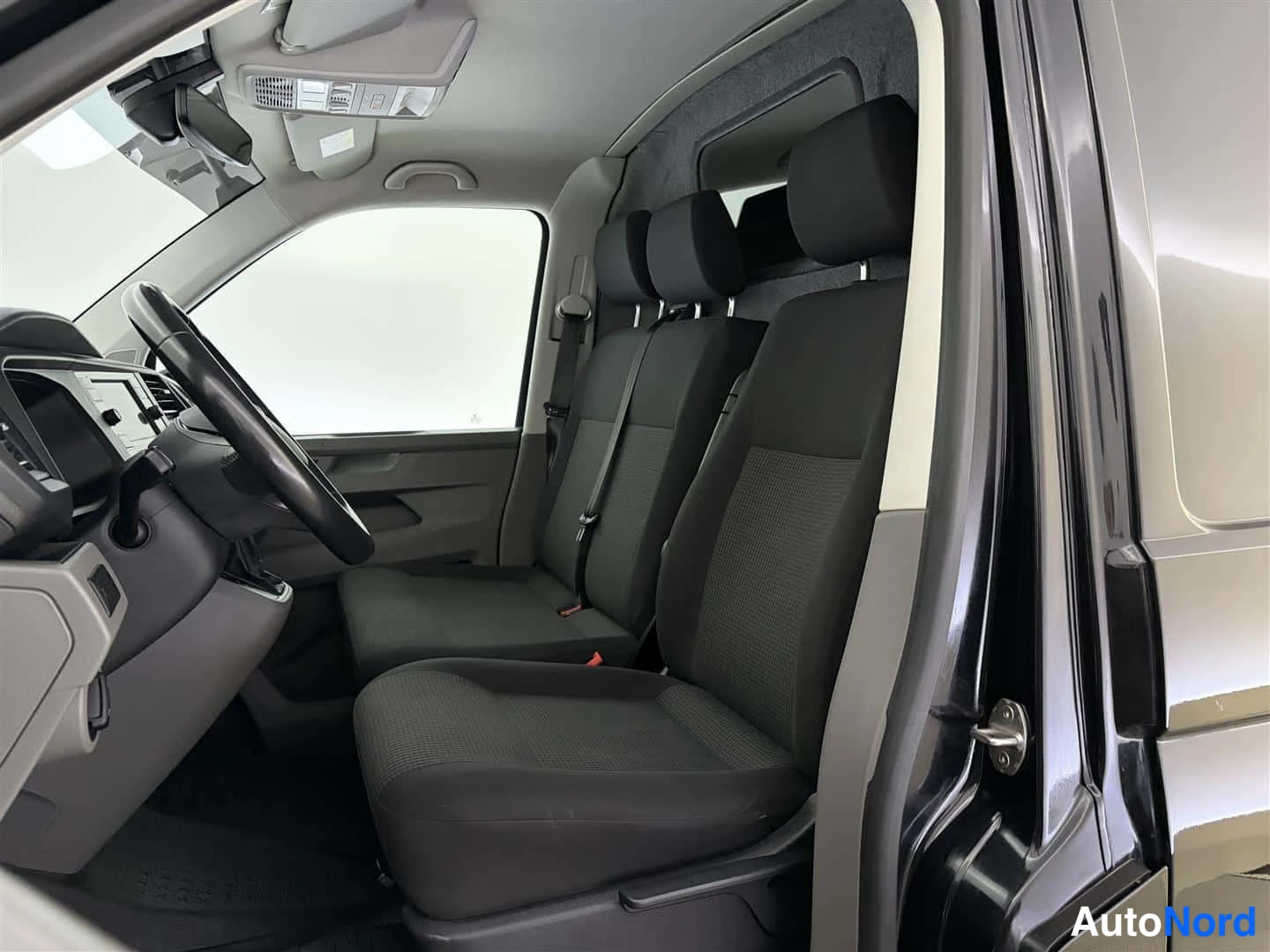 Musta Volkswagen Transporter 2023, kuva 13