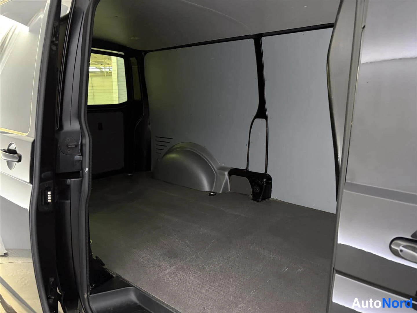 Musta Volkswagen Transporter 2023, kuva 15