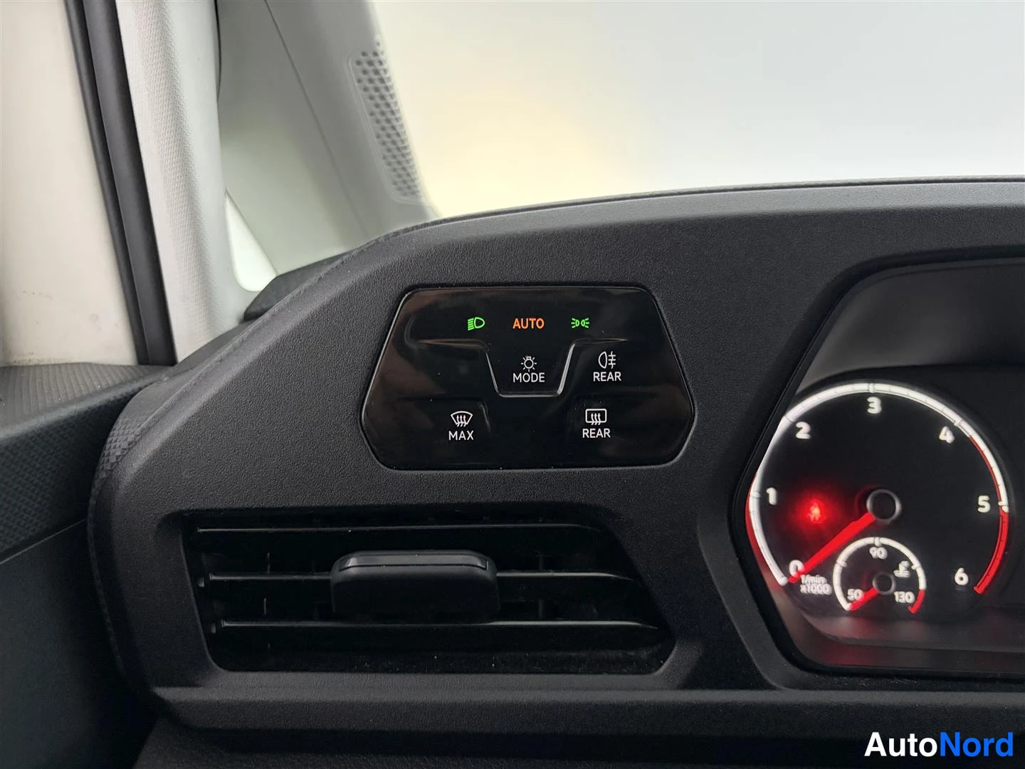 Valkoinen Volkswagen Caddy 2021, kuva 25