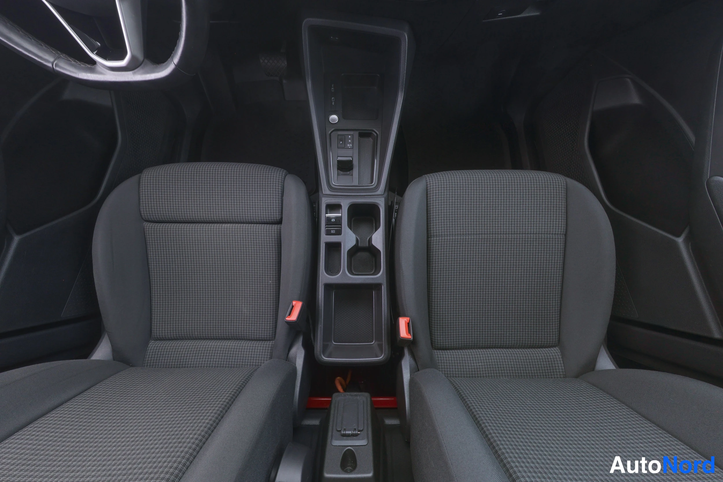 Punainen Volkswagen Caddy 2023, kuva 18