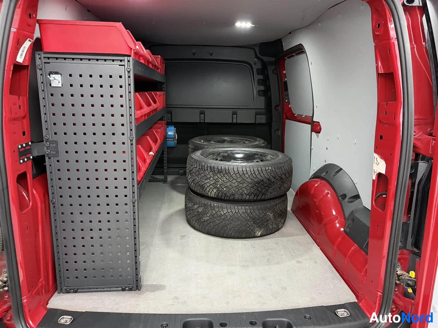 Punainen Volkswagen Caddy 2023, kuva 22