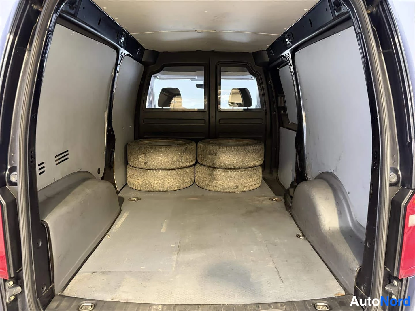 Sininen Volkswagen Caddy 2015, kuva 15