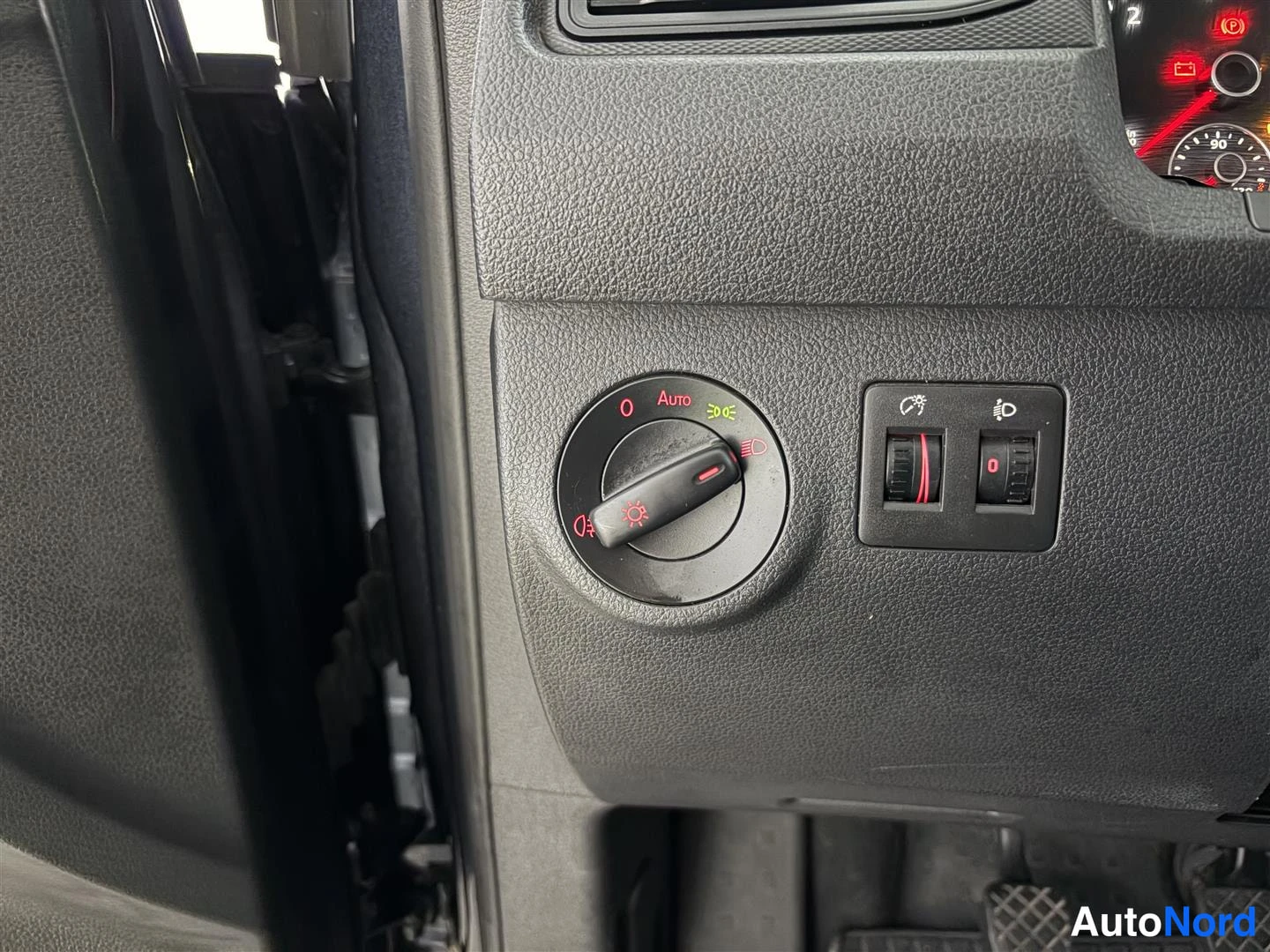 Sininen Volkswagen Caddy 2015, kuva 22