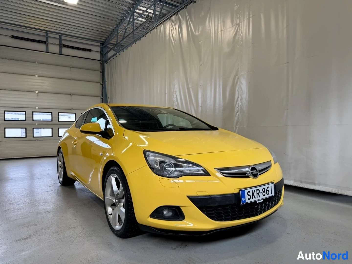 Keltainen Opel Astra GTC 2013, etuviisto, keula oikealle, kuva 2