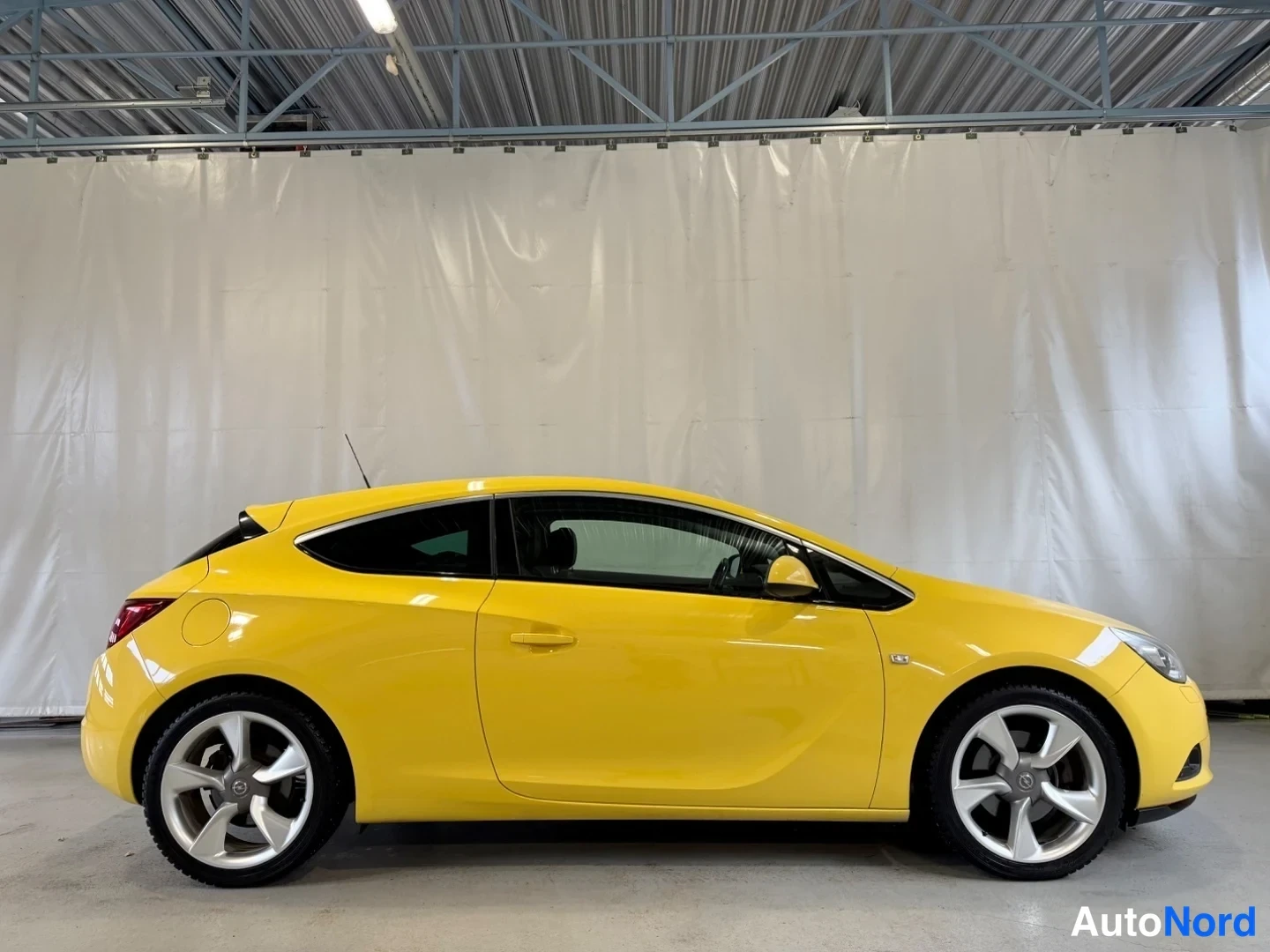 Keltainen Opel Astra GTC 2013, sivulta, kuva 3