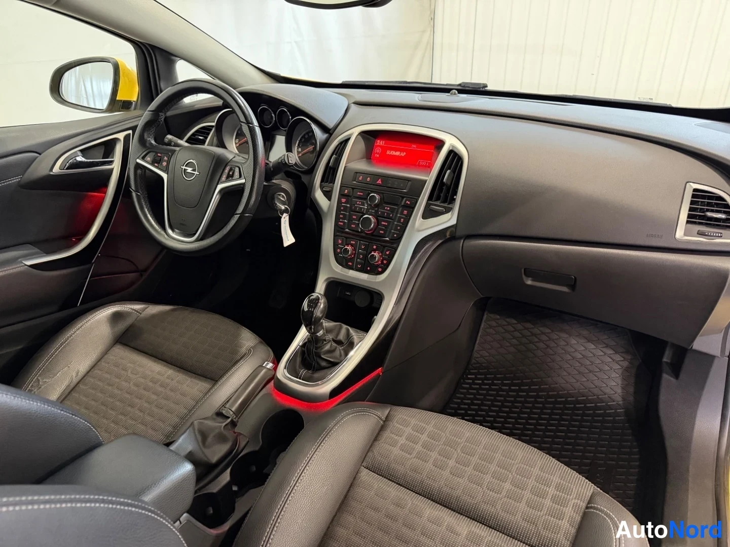 Keltainen Opel Astra GTC 2013, ohjaamo, kuva 8