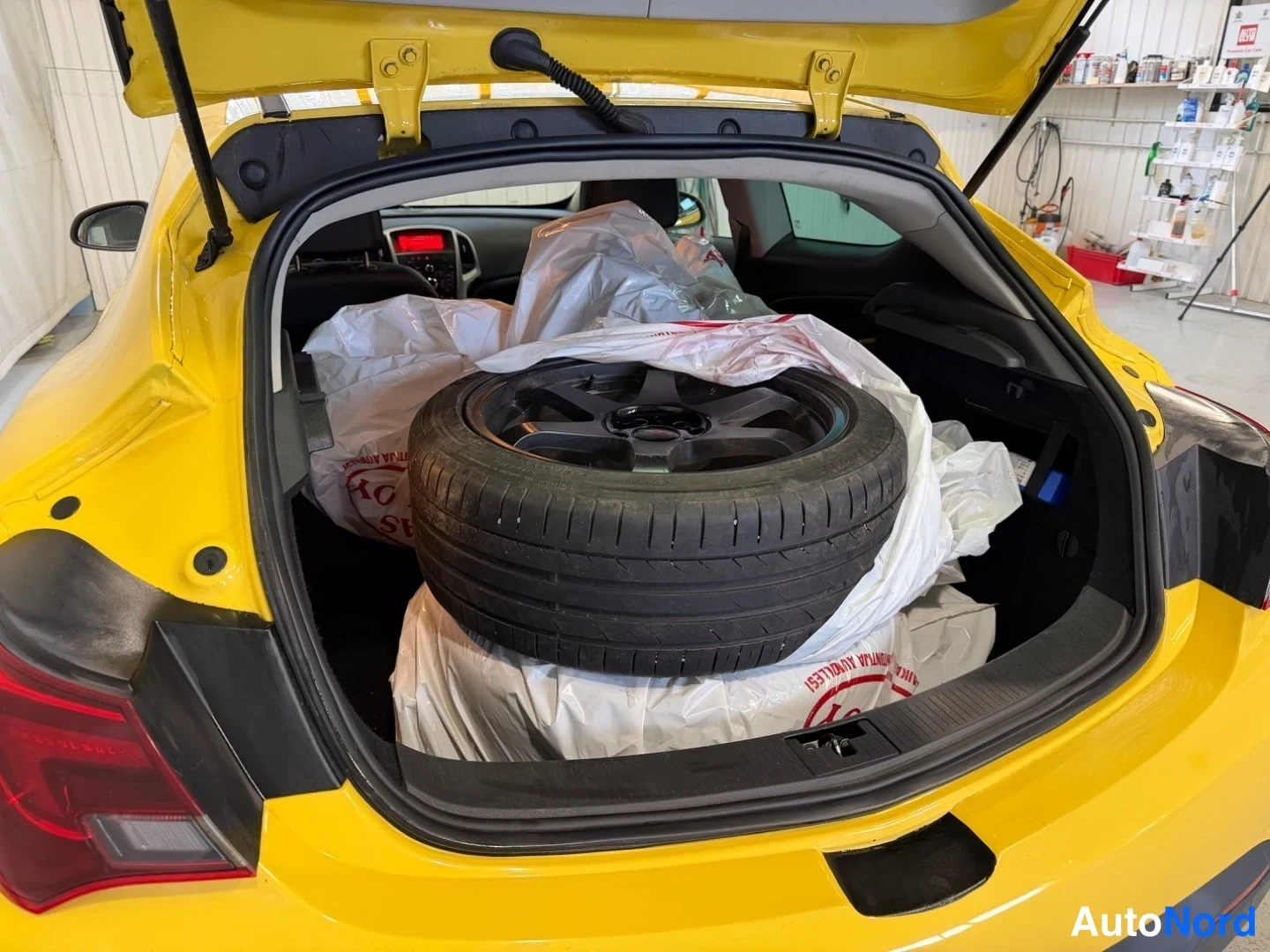 Keltainen Opel Astra GTC 2013, tavaratila, kuva 13