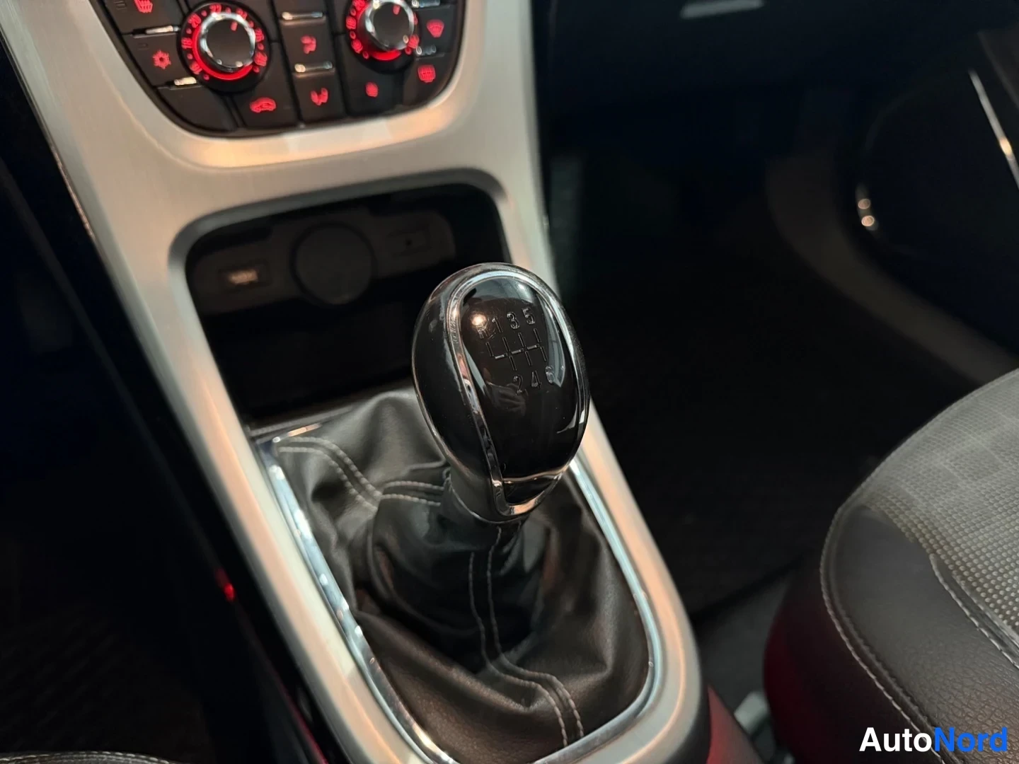 Keltainen Opel Astra GTC 2013, yksityiskohta, kuva 17