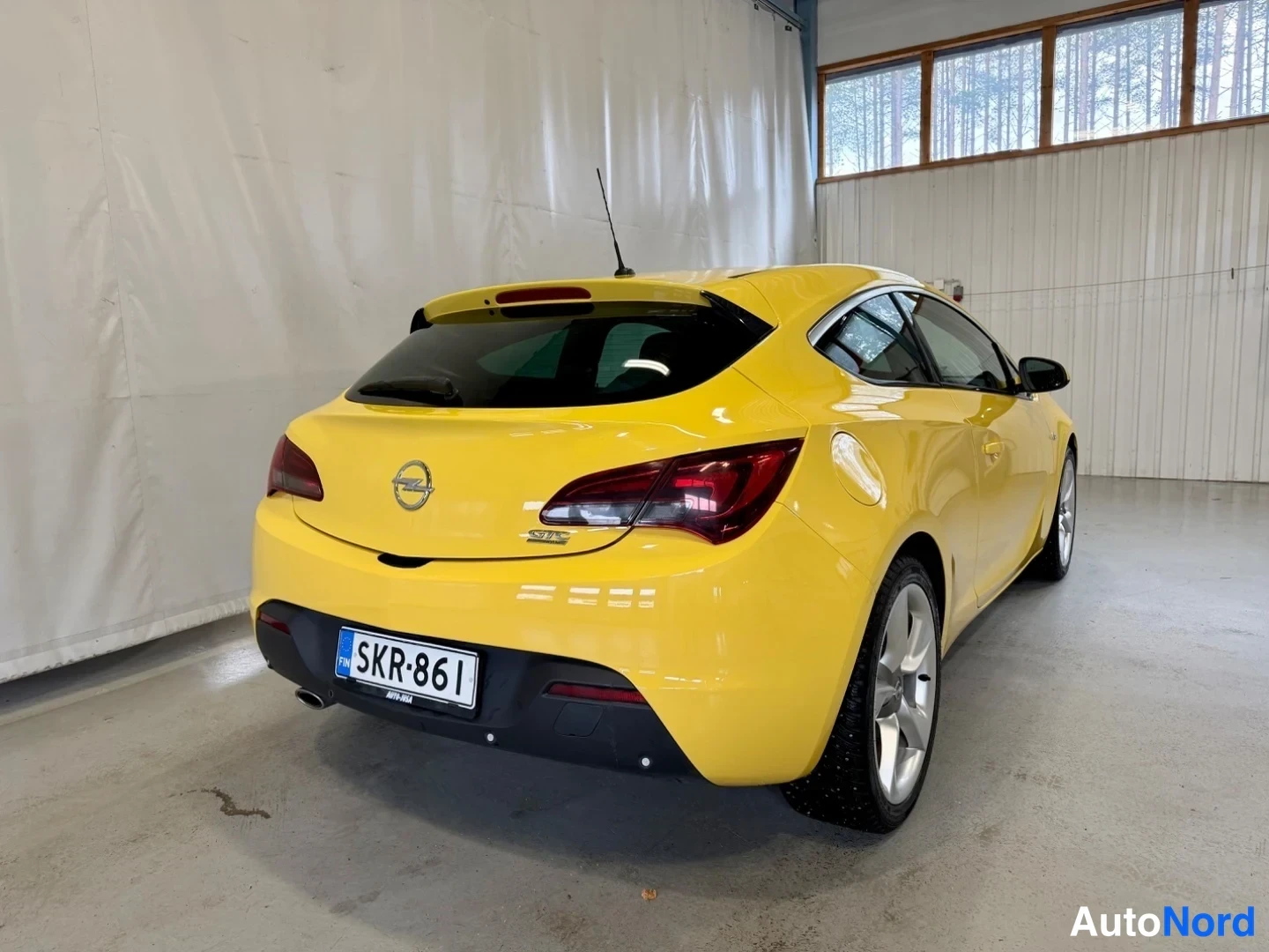 Keltainen Opel Astra GTC 2013, takaviisto, kuva 4