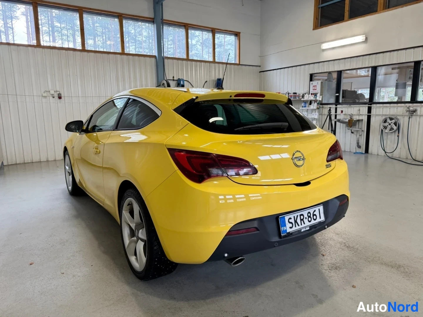 Keltainen Opel Astra GTC 2013, takaviisto, kuva 5