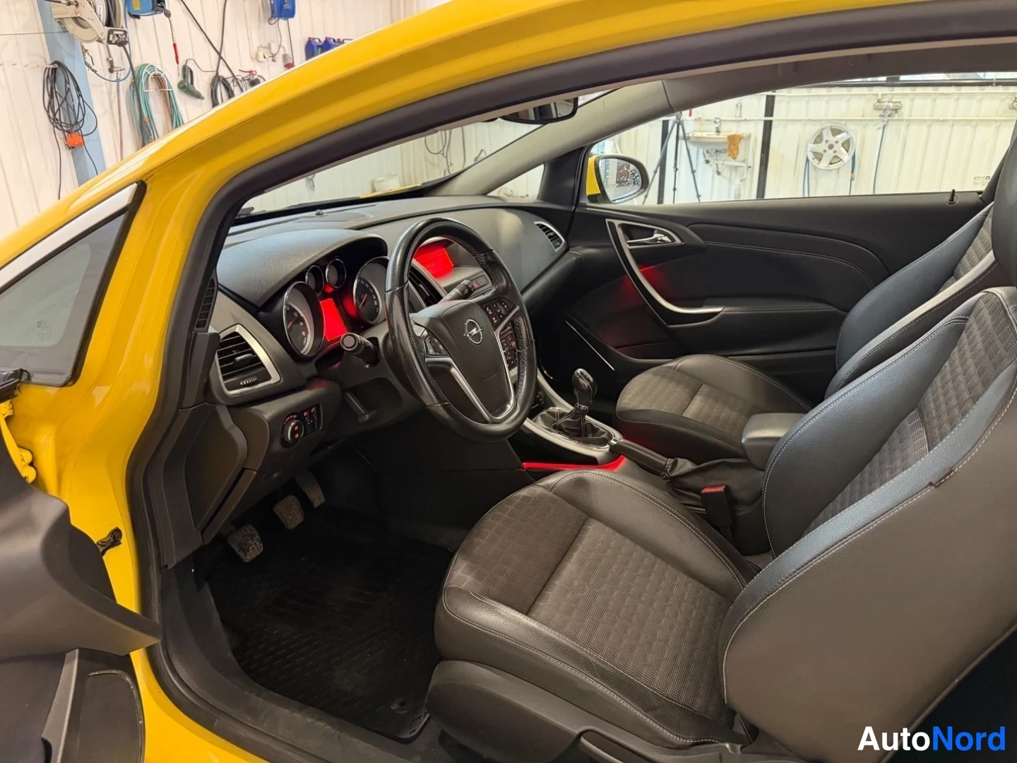 Keltainen Opel Astra GTC 2013, ohjaamo, kuva 6