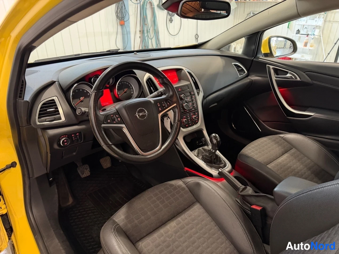 Keltainen Opel Astra GTC 2013, ohjaamo, kuva 9