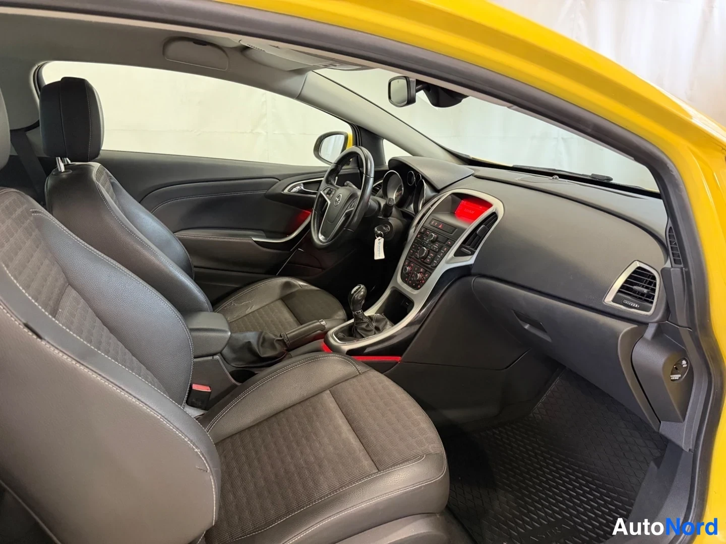 Keltainen Opel Astra GTC 2013, ohjaamo, kuva 7