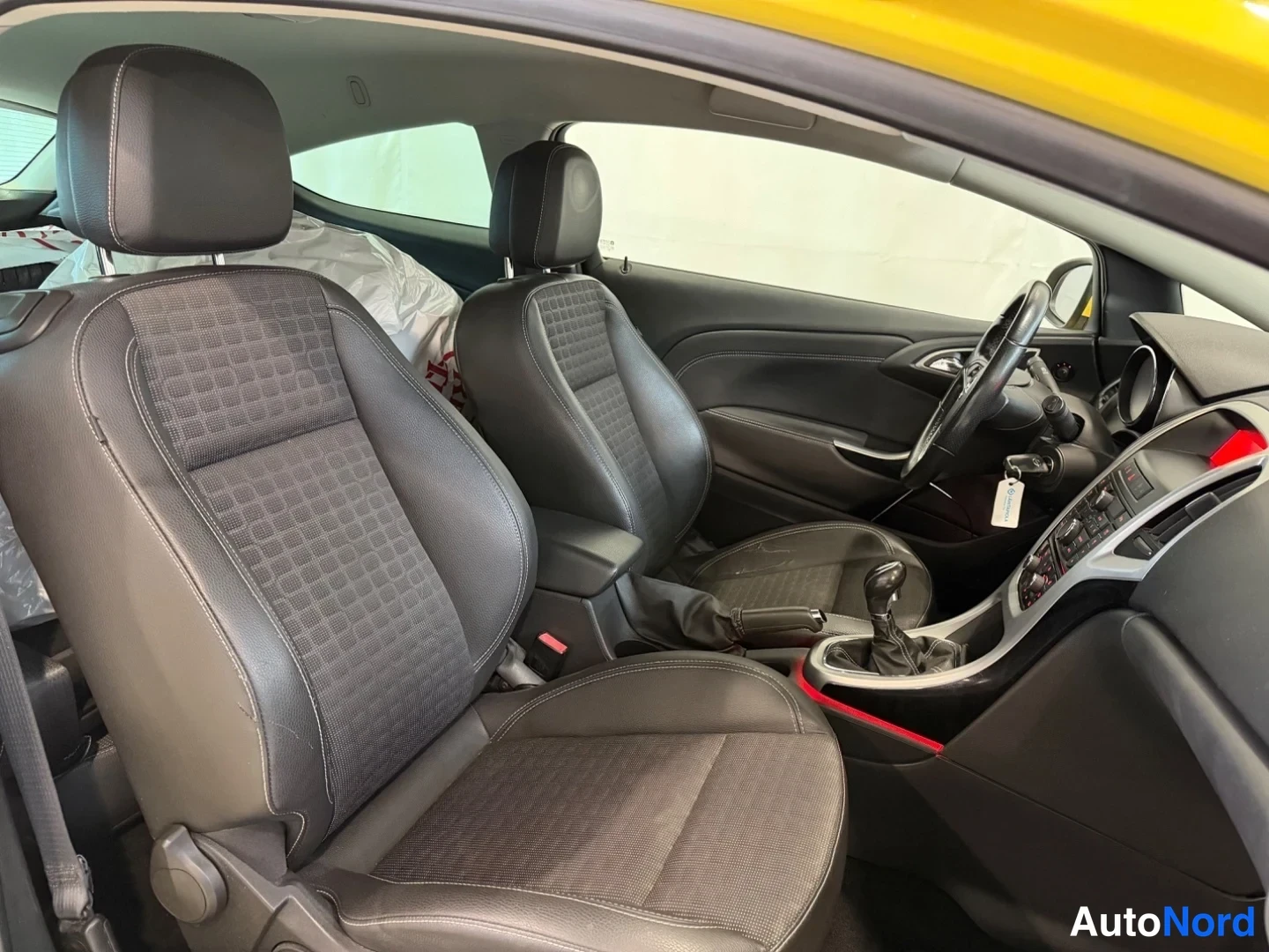 Keltainen Opel Astra GTC 2013, etuistuimet, kuva 11