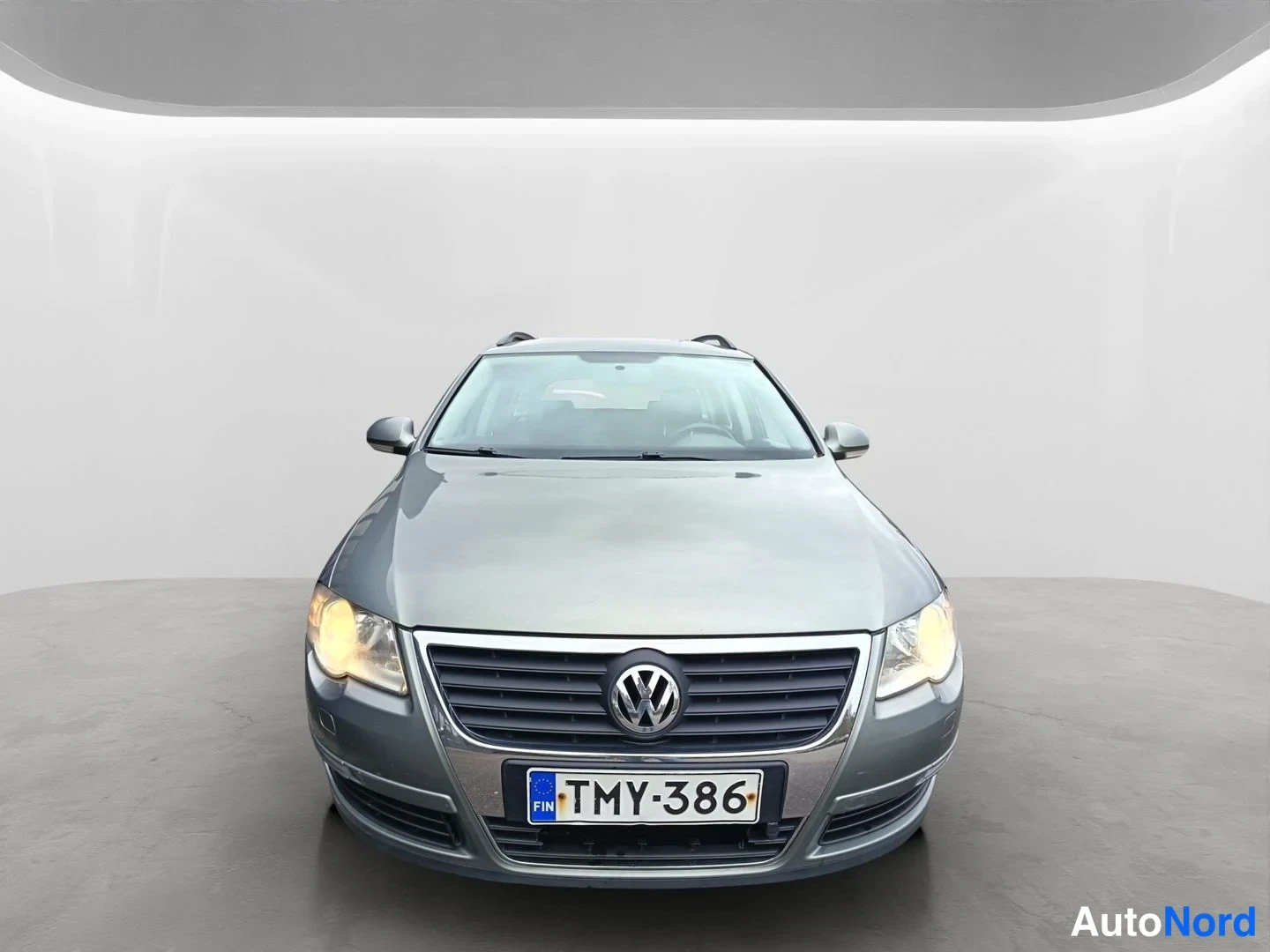 Vihreä Volkswagen Passat Variant 2008, edestä, kuva 3