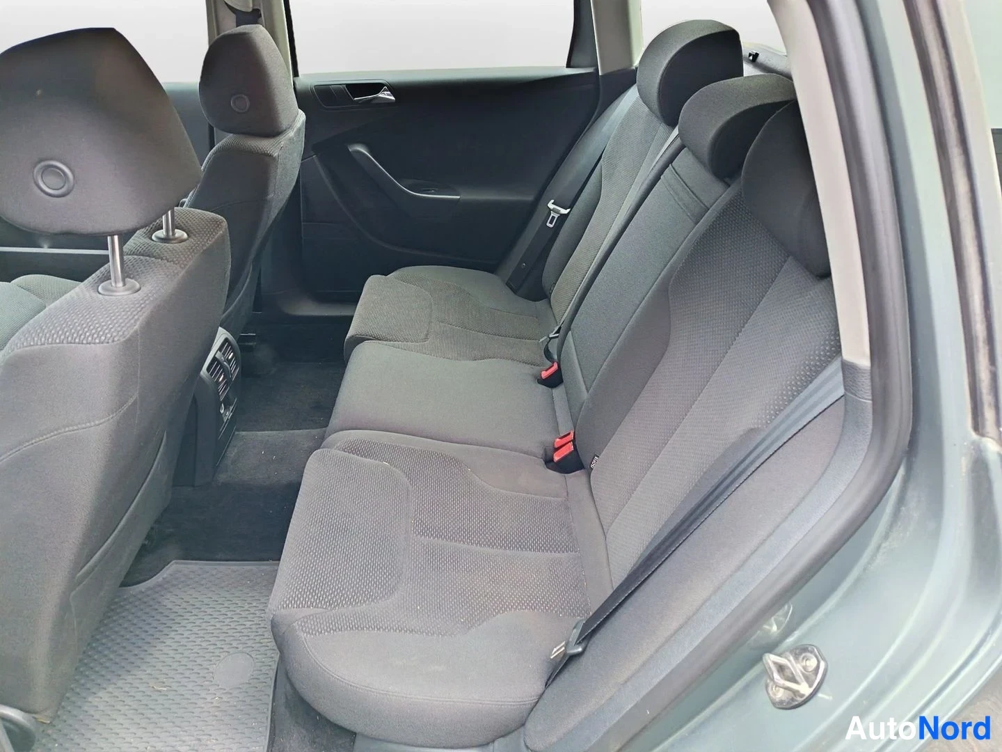 Vihreä Volkswagen Passat Variant 2008, takaistuimet, kuva 12