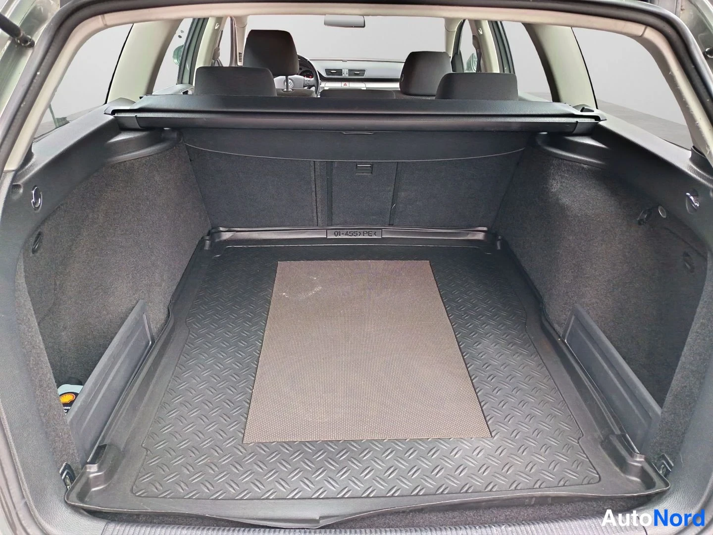Vihreä Volkswagen Passat Variant 2008, tavaratila, kuva 13