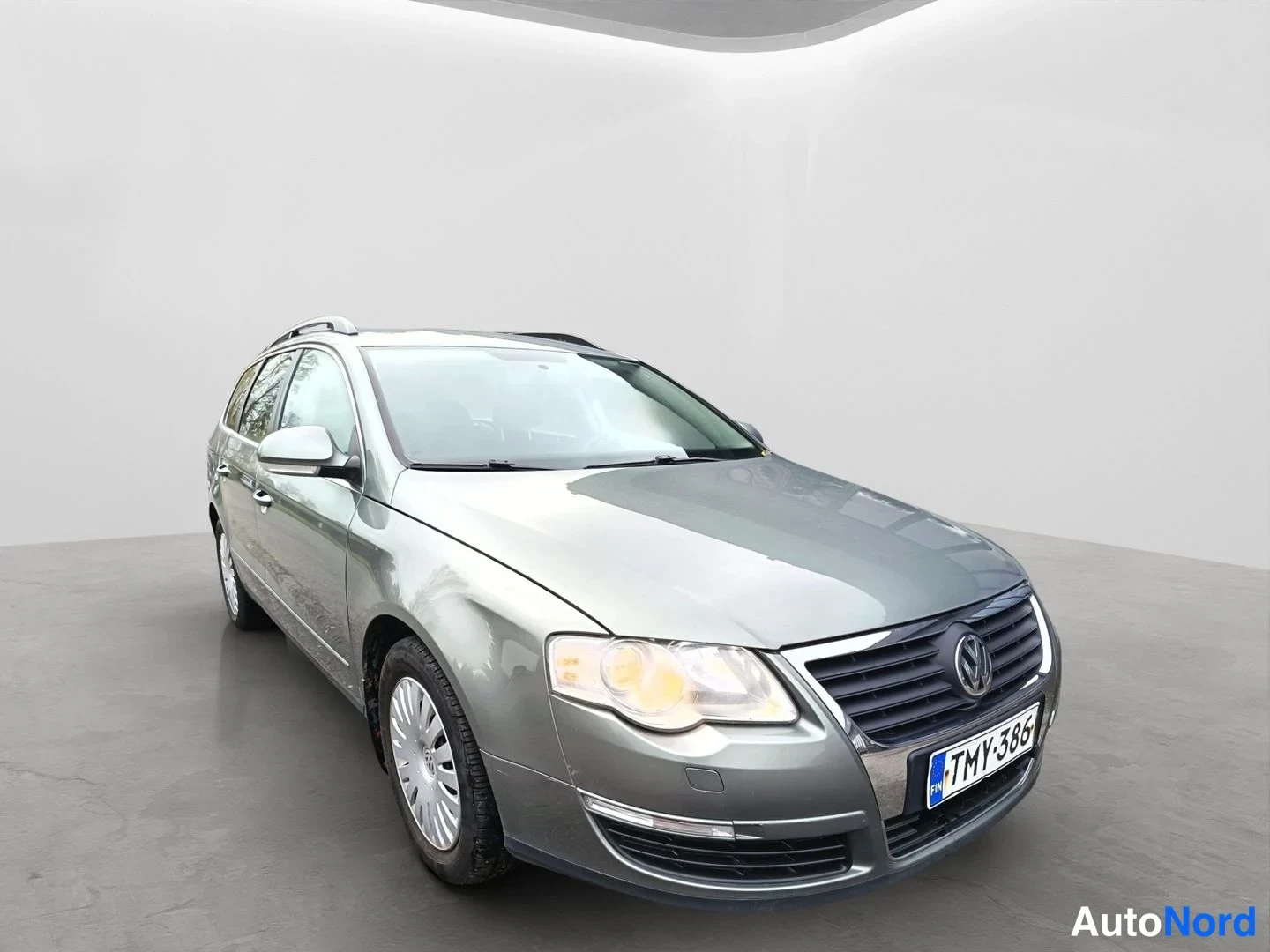 Vihreä Volkswagen Passat Variant 2008, etuviisto, keula oikealle, kuva 2