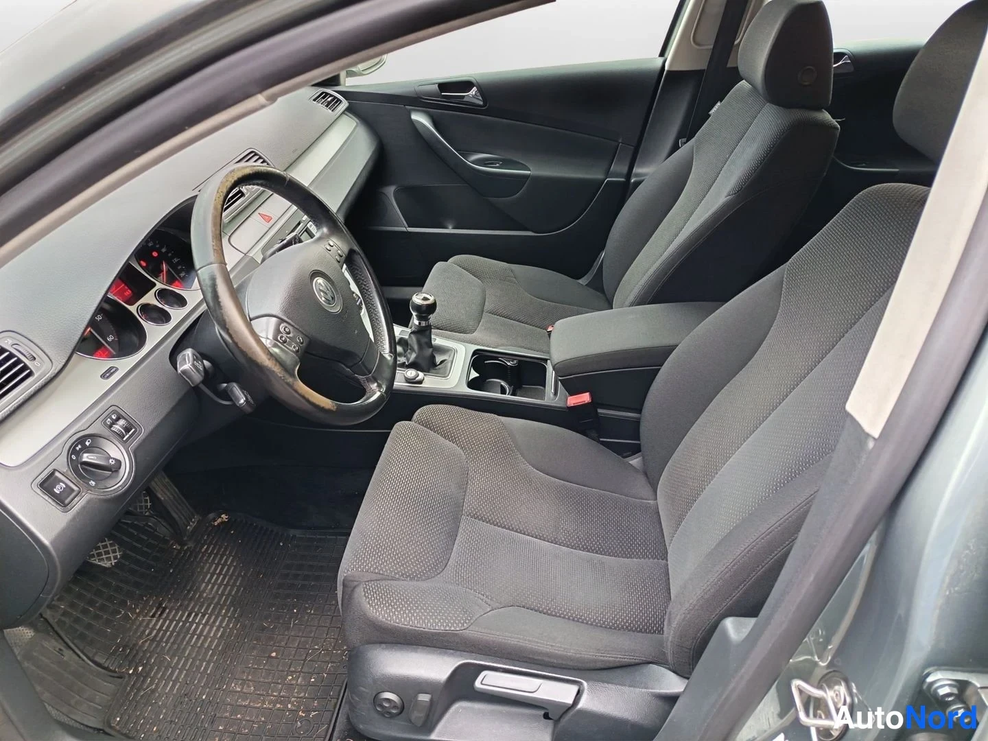 Vihreä Volkswagen Passat Variant 2008, ohjaamo, kuva 10